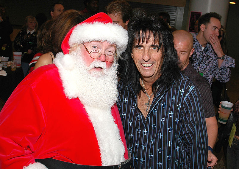 A Department Store Stays Open Late For Alice Cooper’s Christmas Shopping 50 Years Ago