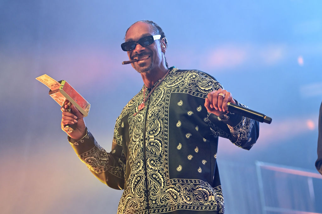 Snoop Dogg Hilariously Roasts Kanye West’s Infamous Black Boots