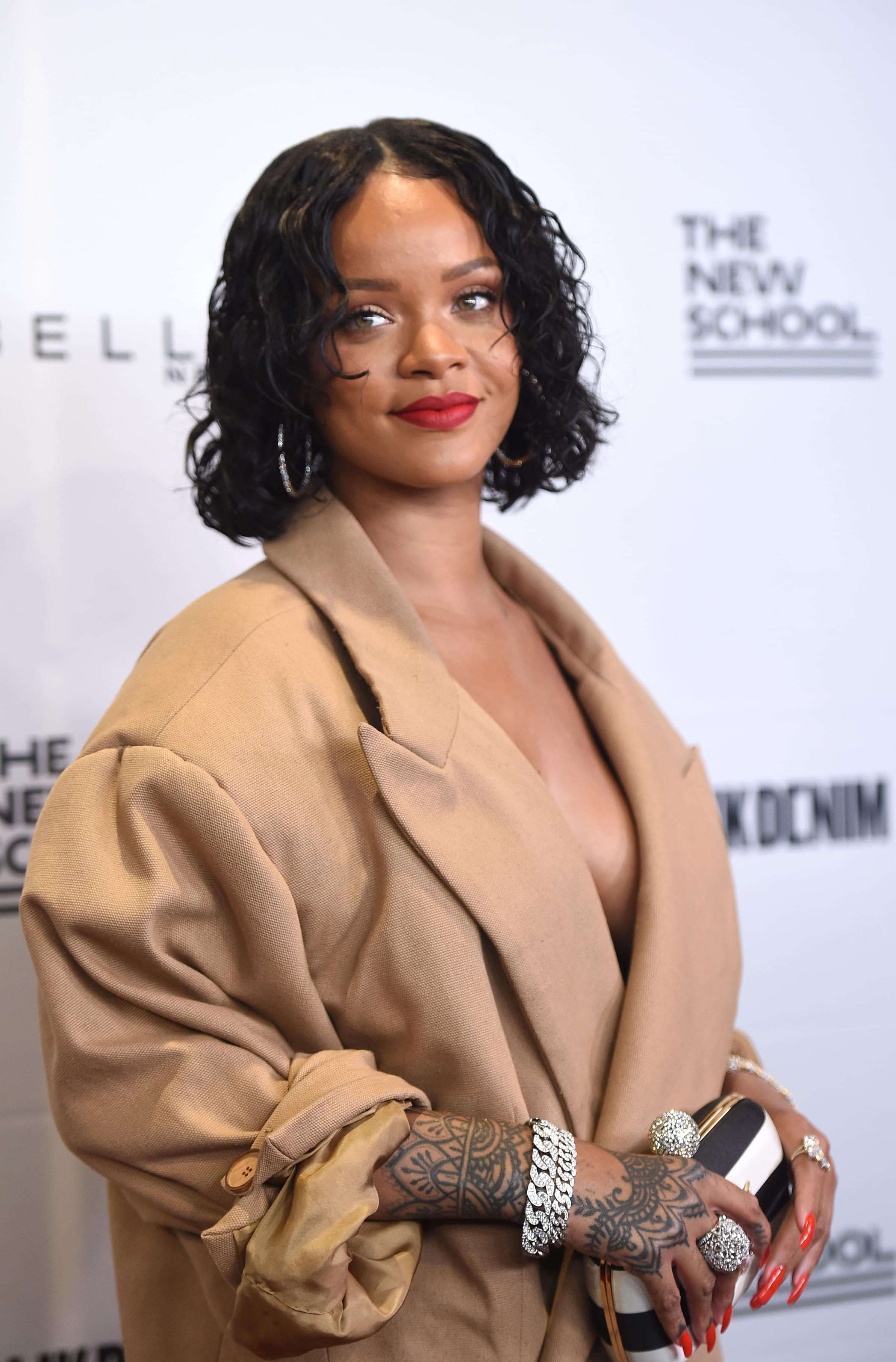 Rihanna Is About To Drop A Make-Up Line With Fenty