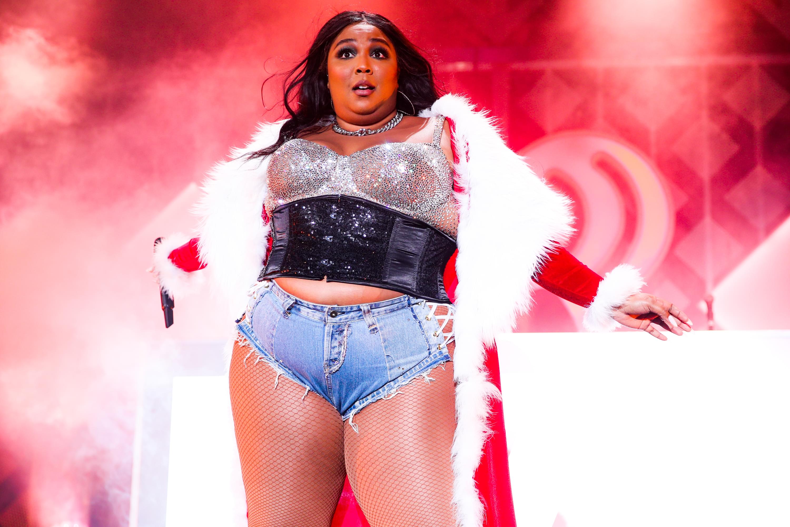 Lizzo Steals Spotlight At Lakers Game