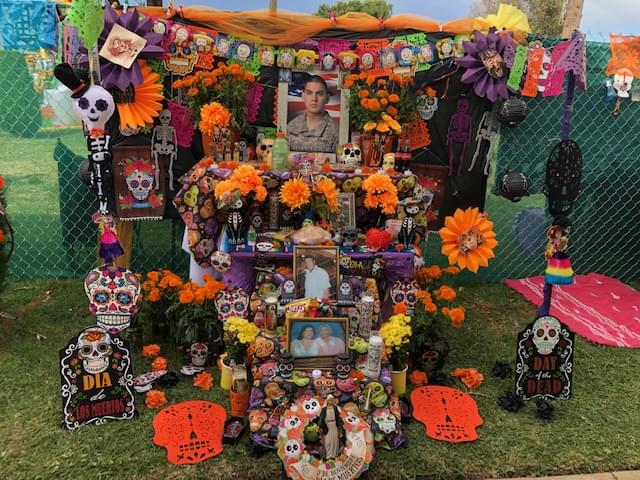 Celebrando el Día de los Muertos en Calvary Cemetary