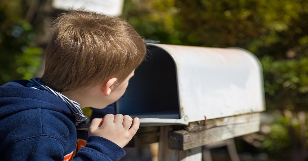 Un niño pidió al correo que le enviara una carta a su padre en el cielo