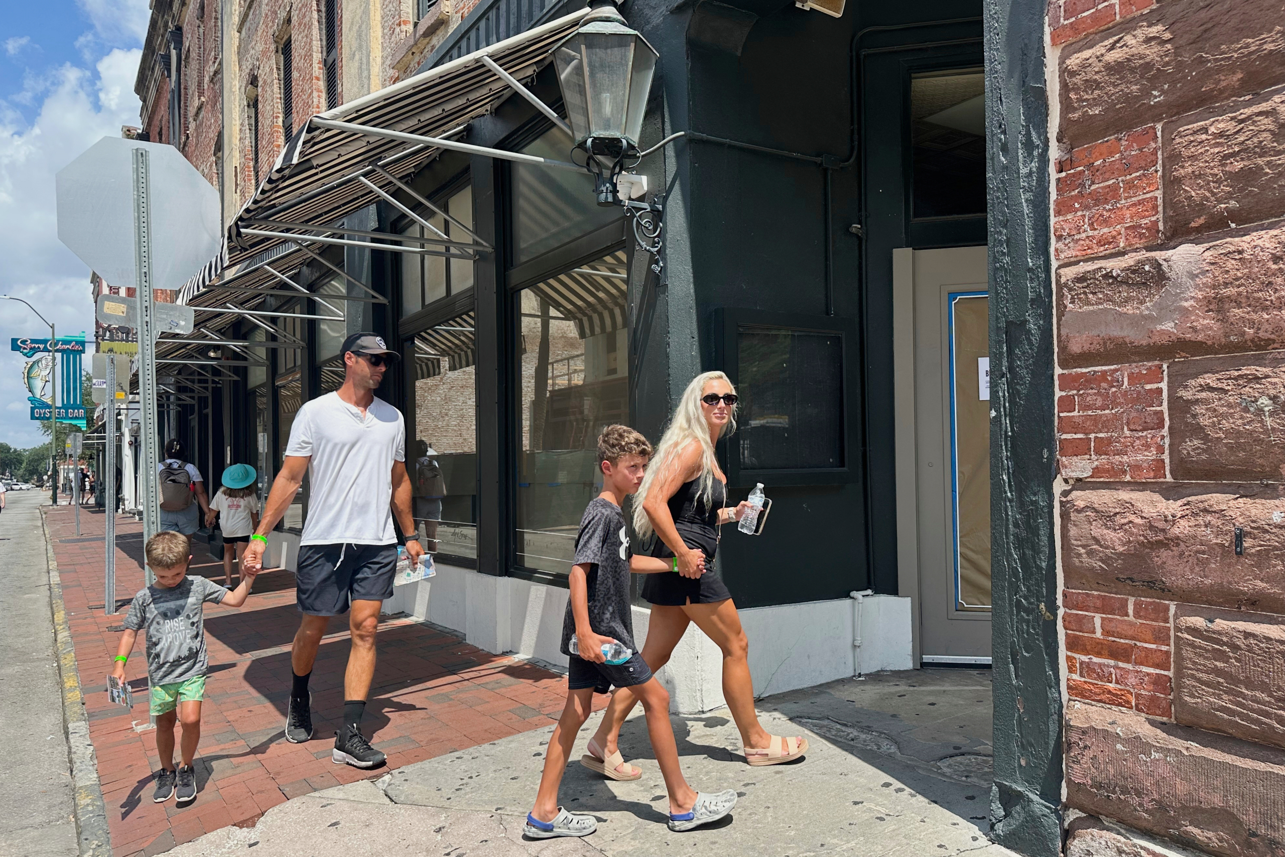 Paula Deen has abruptly closed the Savannah restaurant that launched her to Food Network fame