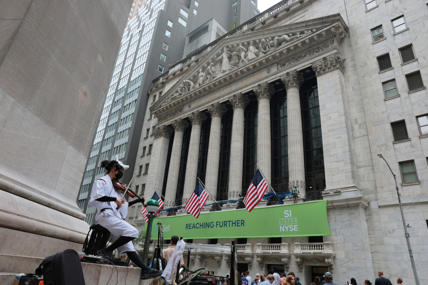 Wall Street clocks another winning week