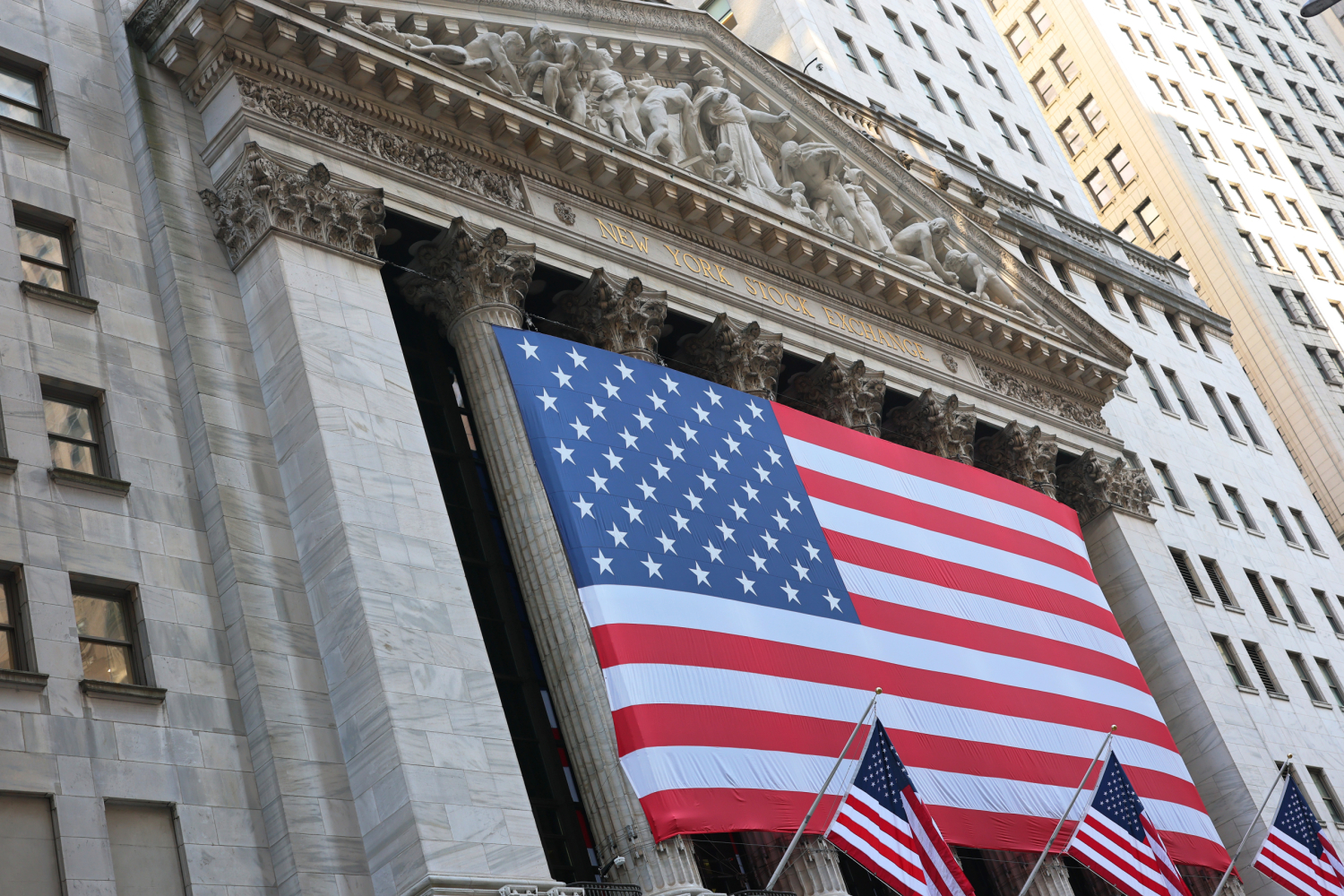 US stocks set more records as Verizon begins a big week for profit reports with a beat