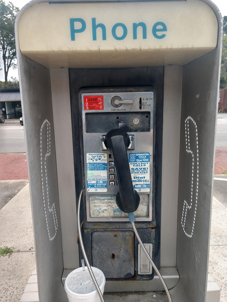 Man Made Radio Goes on a Quest to Find a Working ENC Pay Phone!