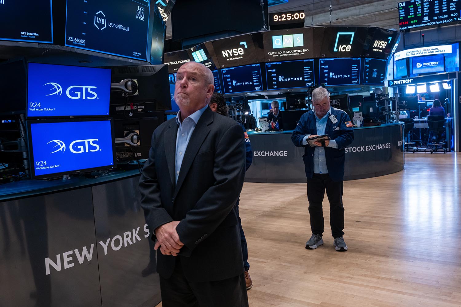 Wall Street gets back to rising as gold keeps setting records
