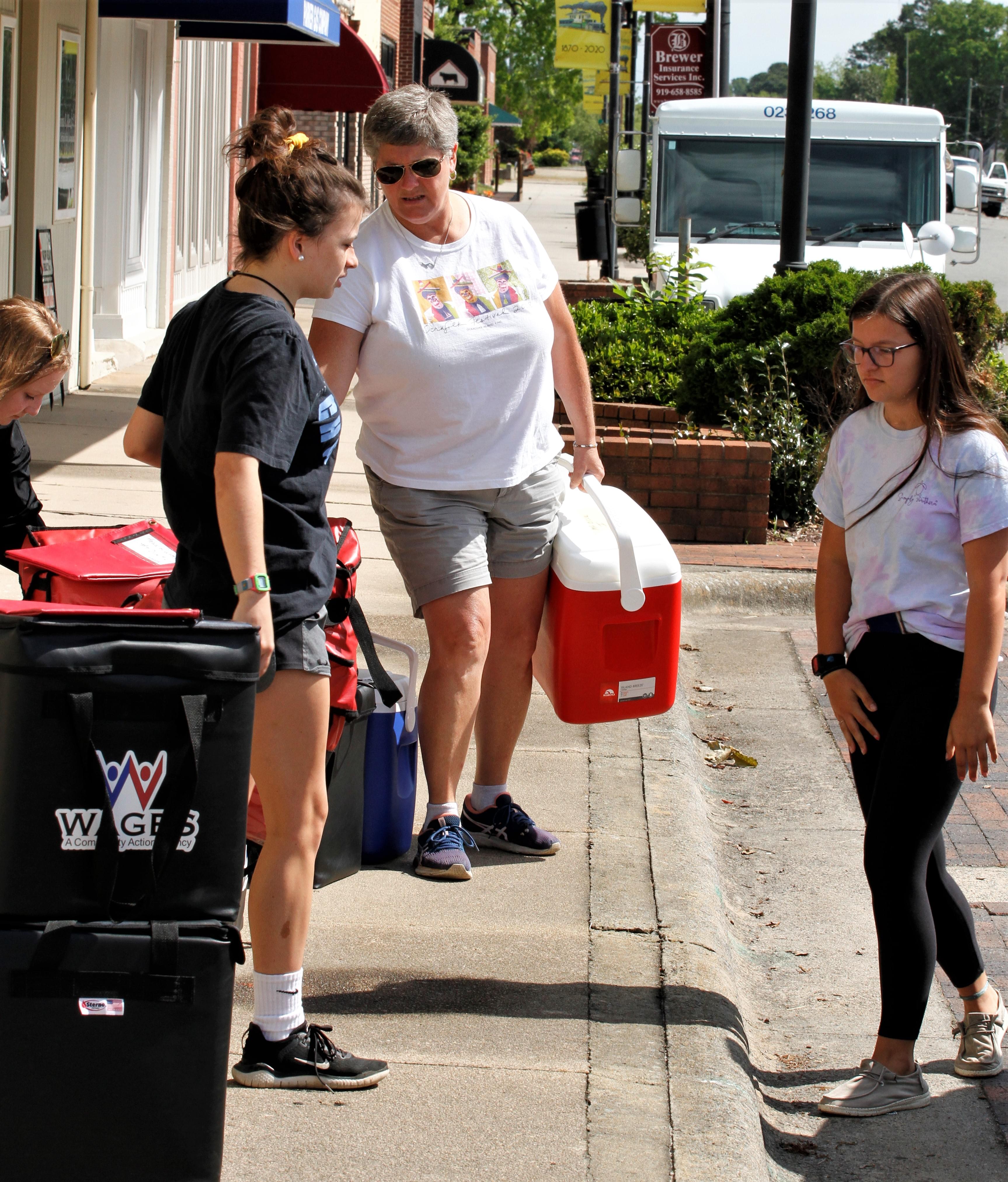 Mt. Olive Chamber Helps Deliver Meals (PHOTO GALLERY)