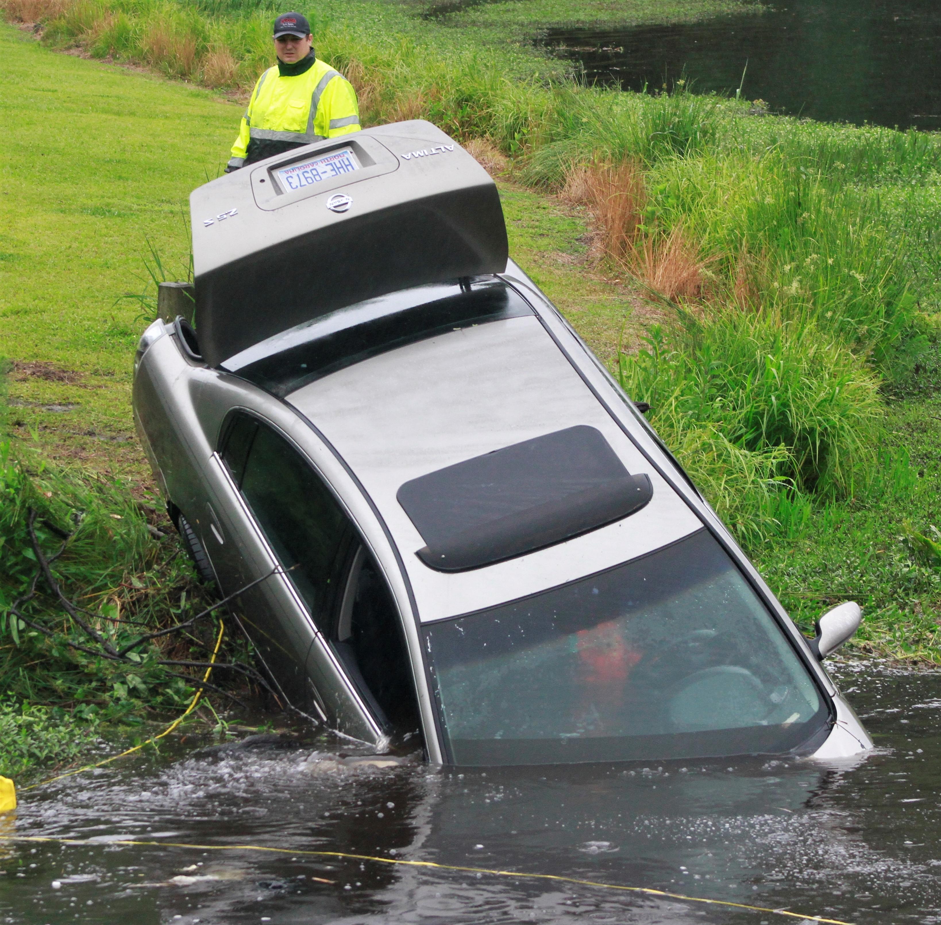 Vehicle Crashes Into Lake Wackena (PHOTO GALLERY)