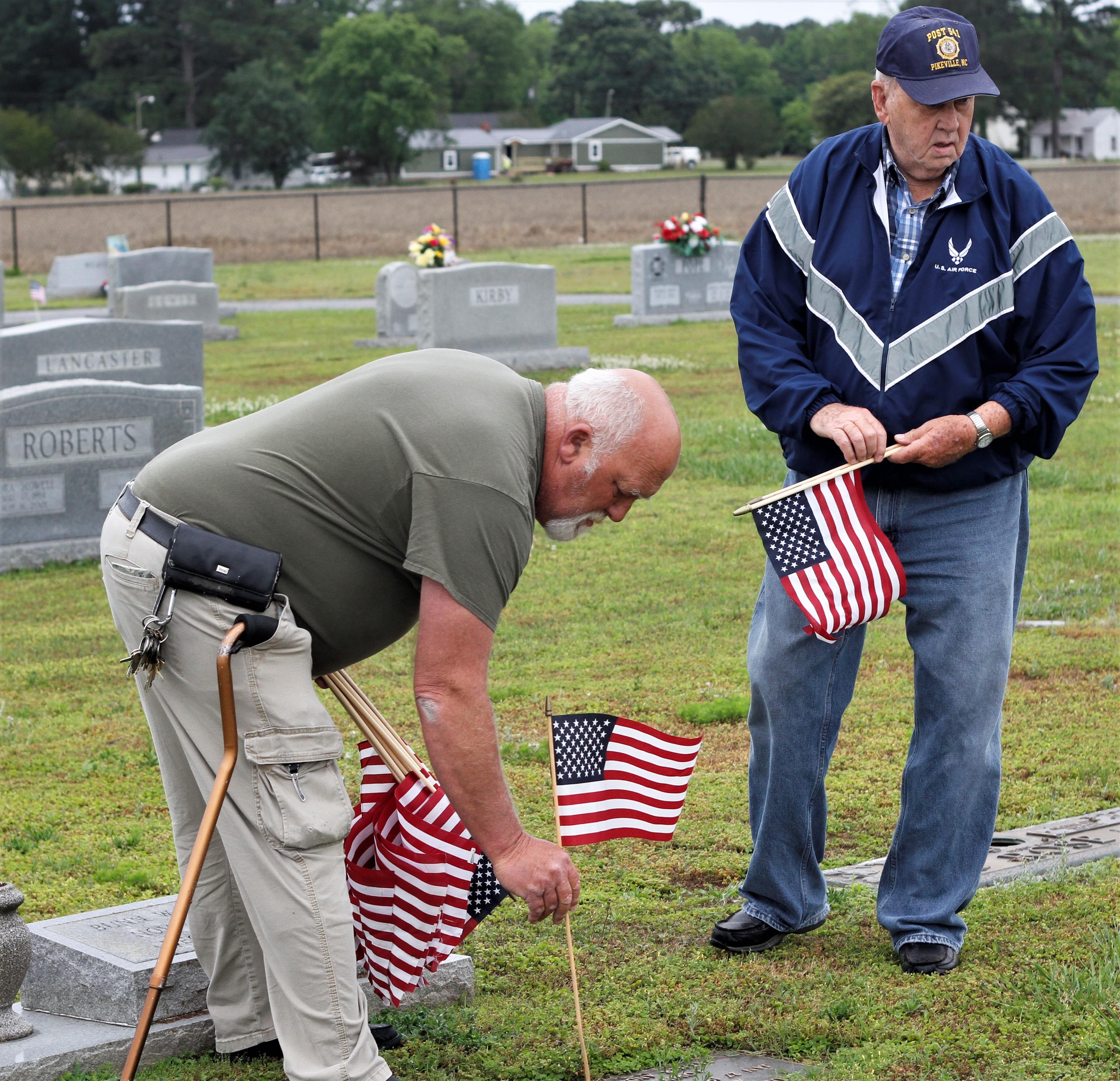 American Legion Places Flags In Pikeville Cemetery (PHOTO GALLERY)