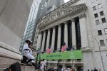 Wall Street clocks another winning week