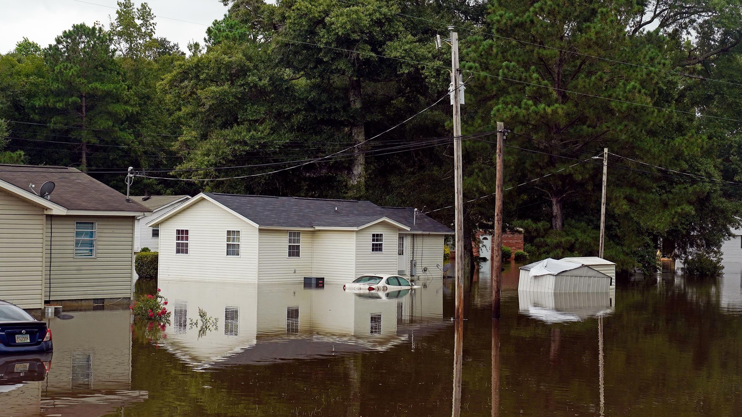 Debby’s aftermath leaves thousands in the dark; threatens more flooding in the Carolinas