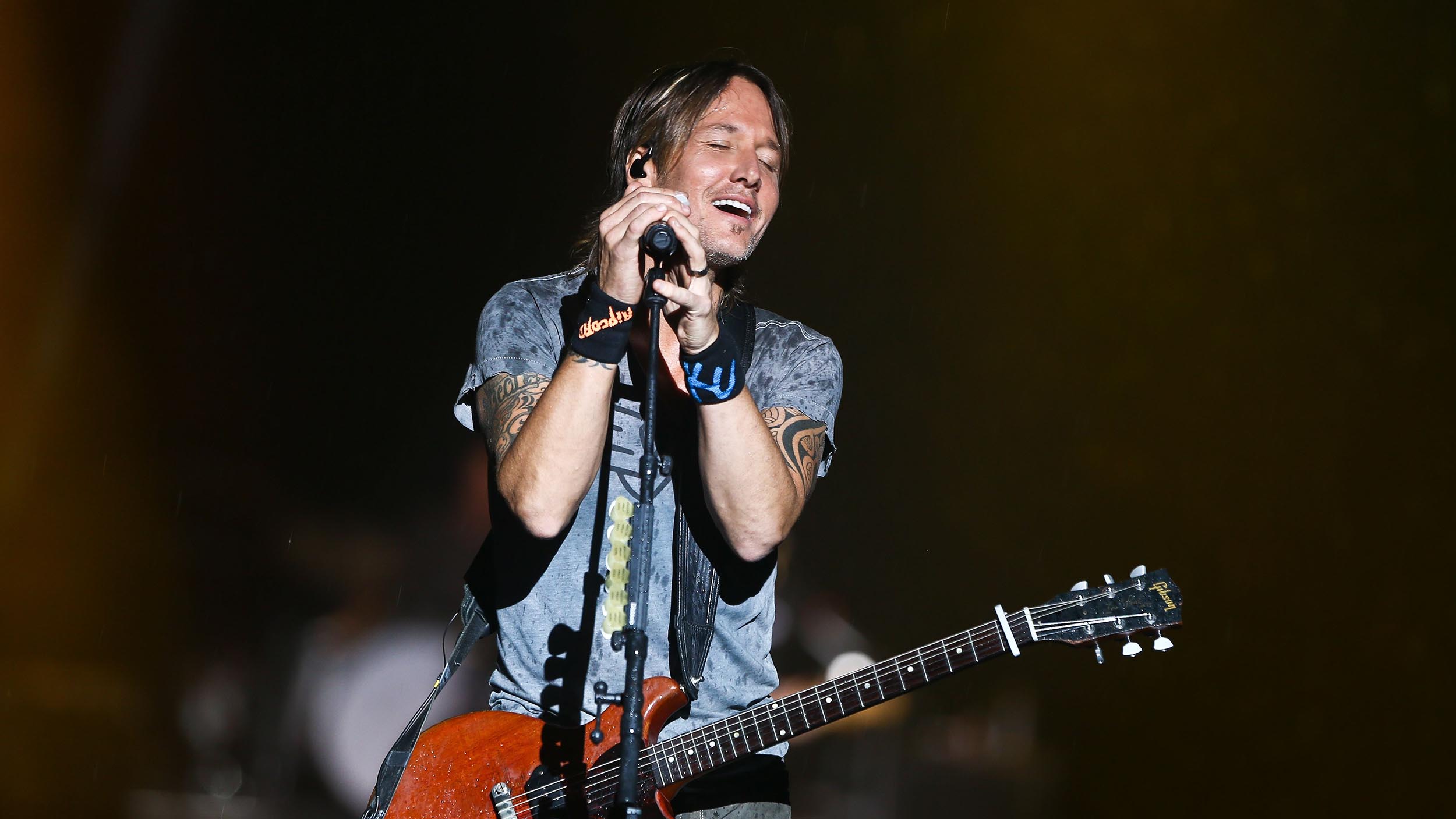 Keith Urban plays free pop-up concert outside a Buc-ee’s store in Alabama