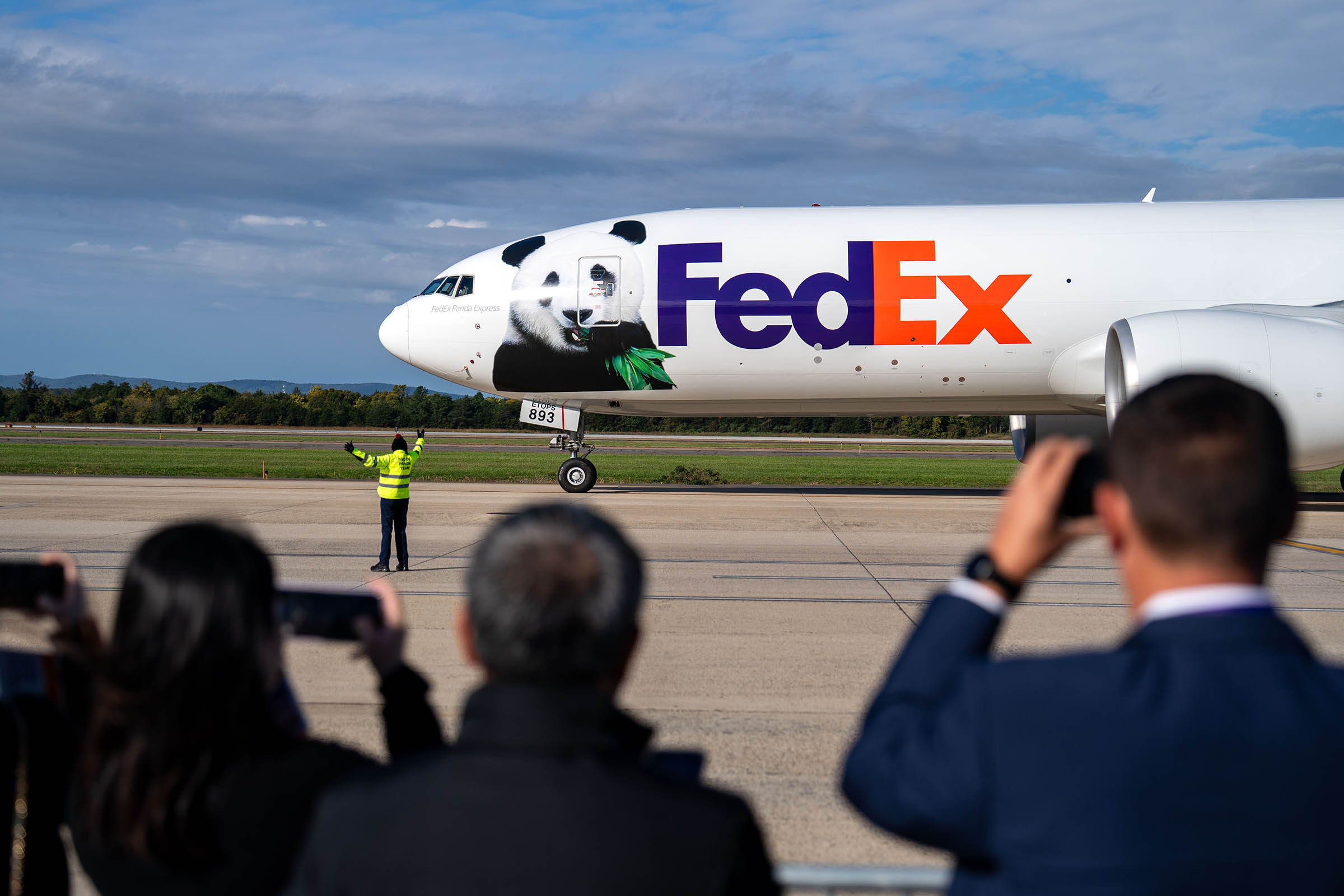 Pandas arrive in the US. Next stop is the National Zoo