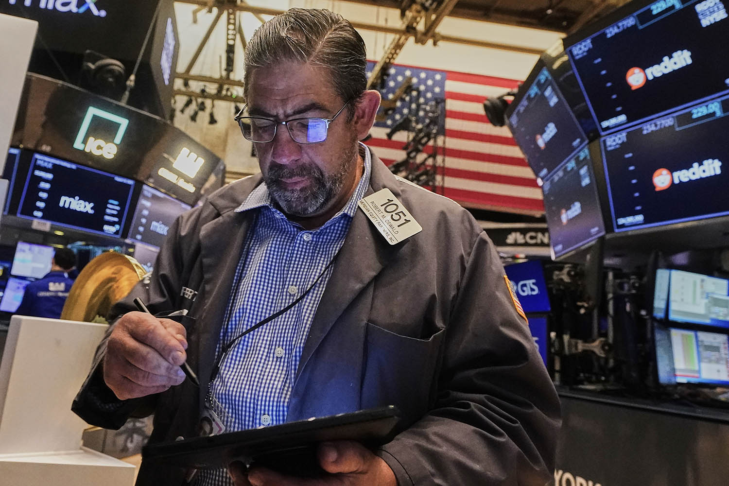 Most US stocks fall after a disappointing inflation update, but Big Tech keeps Wall Street steady