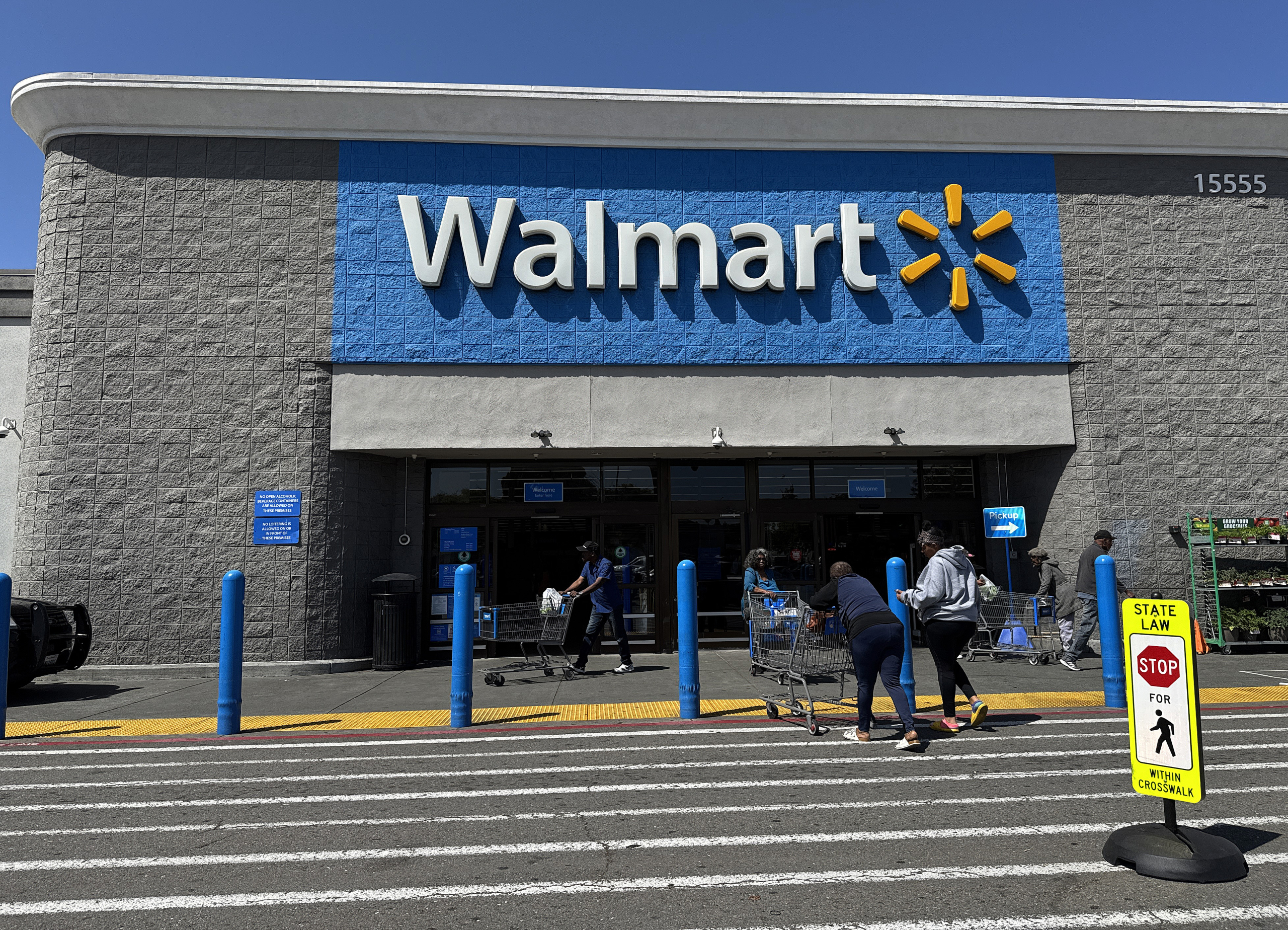 Tariffs aren’t keeping Walmart from attracting shoppers and outpacing Target