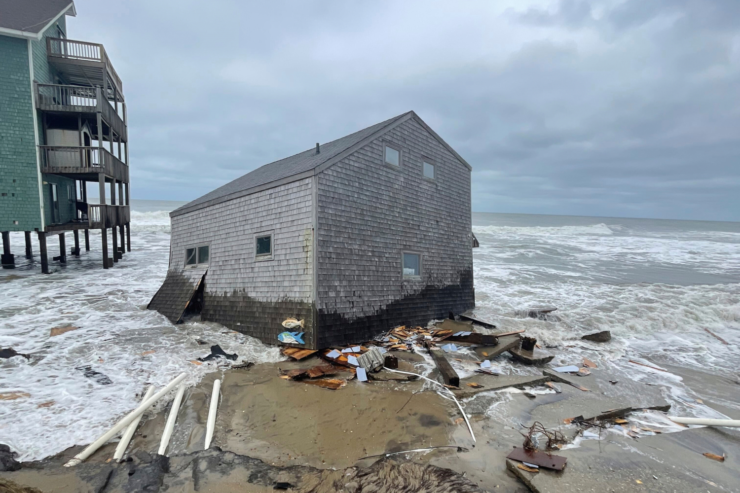 5 homes collapse into the surf of the Outer Banks as hurricanes rumble in Atlantic