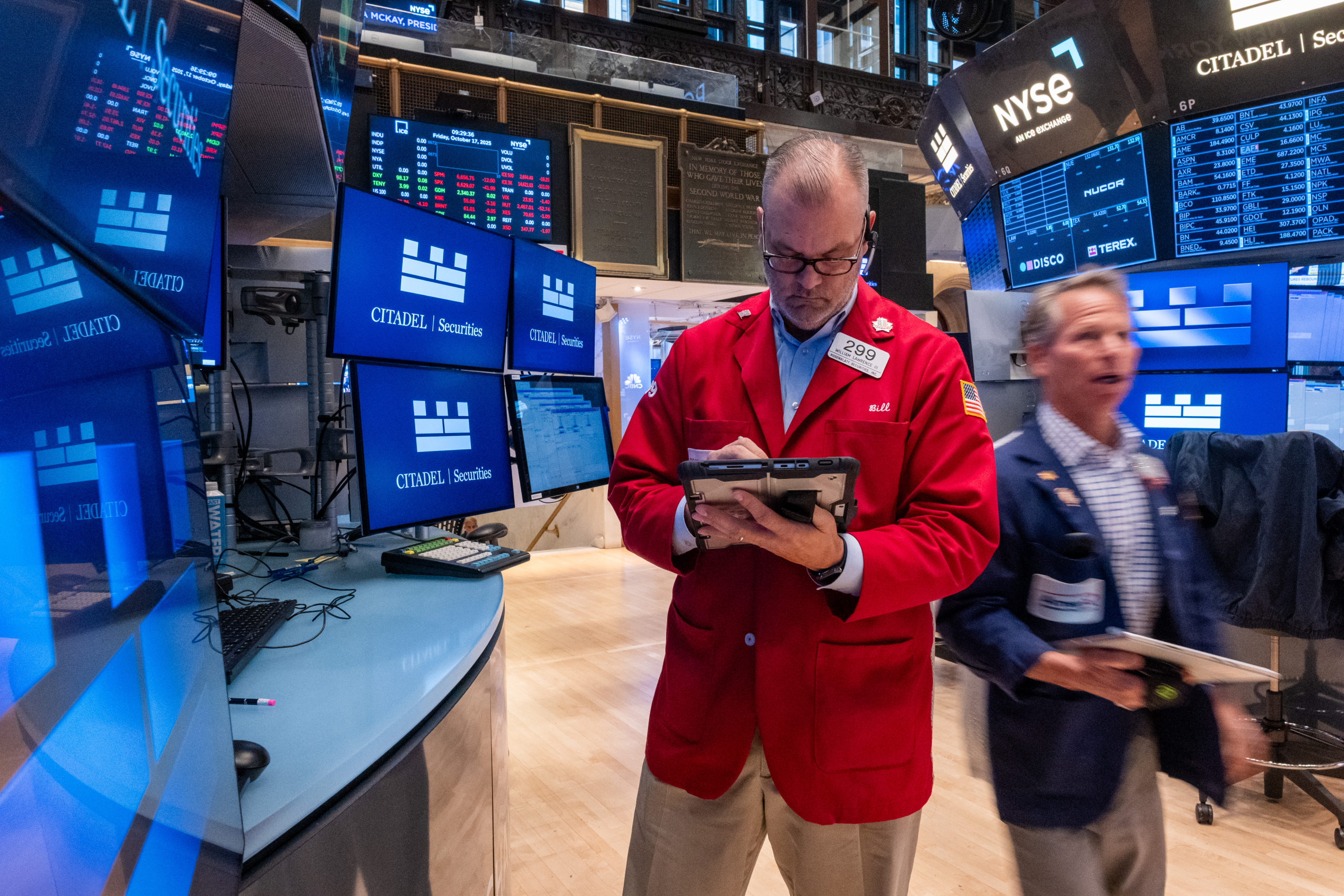 Wall Street rises to finish its best week in 2 months after bank stocks stabilize