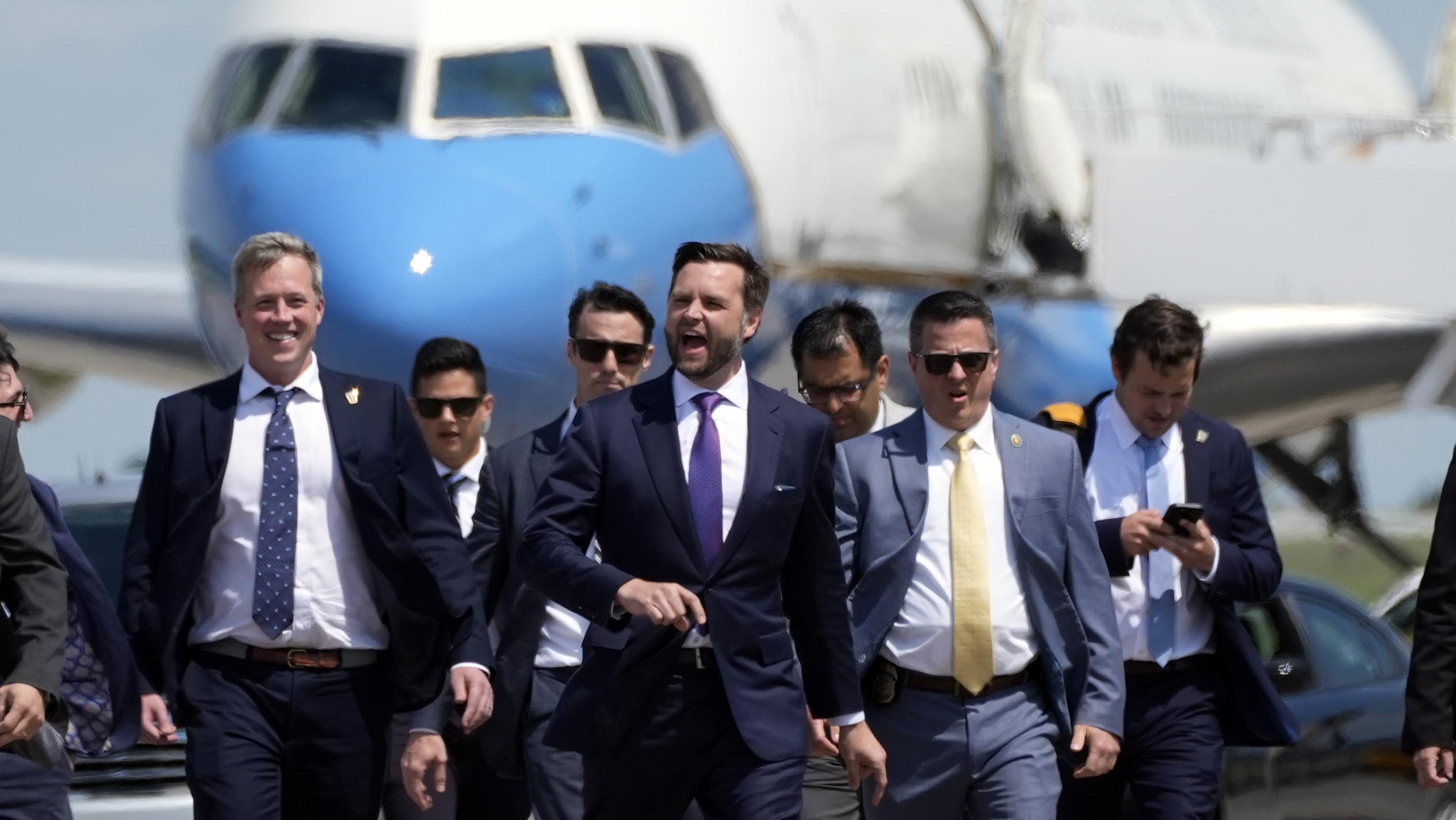 Vance jokes he’s checking out his future VP plane while overlapping with Harris at Wisconsin airport