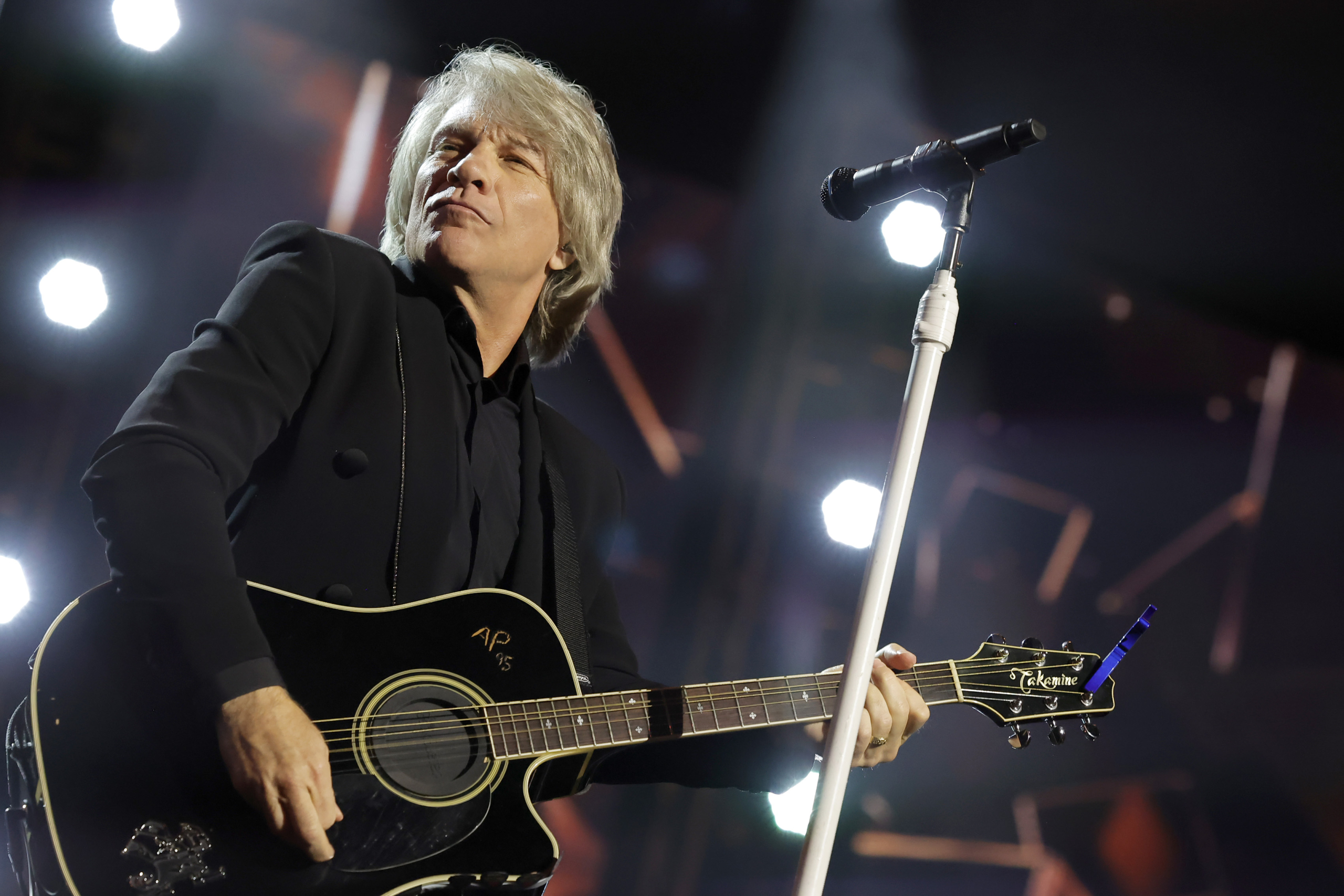 Jon Bon Jovi helps talk woman down from ledge on Nashville bridge