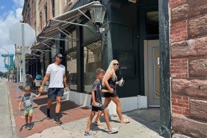 Paula Deen has abruptly closed the Savannah restaurant that launched her to Food Network fame