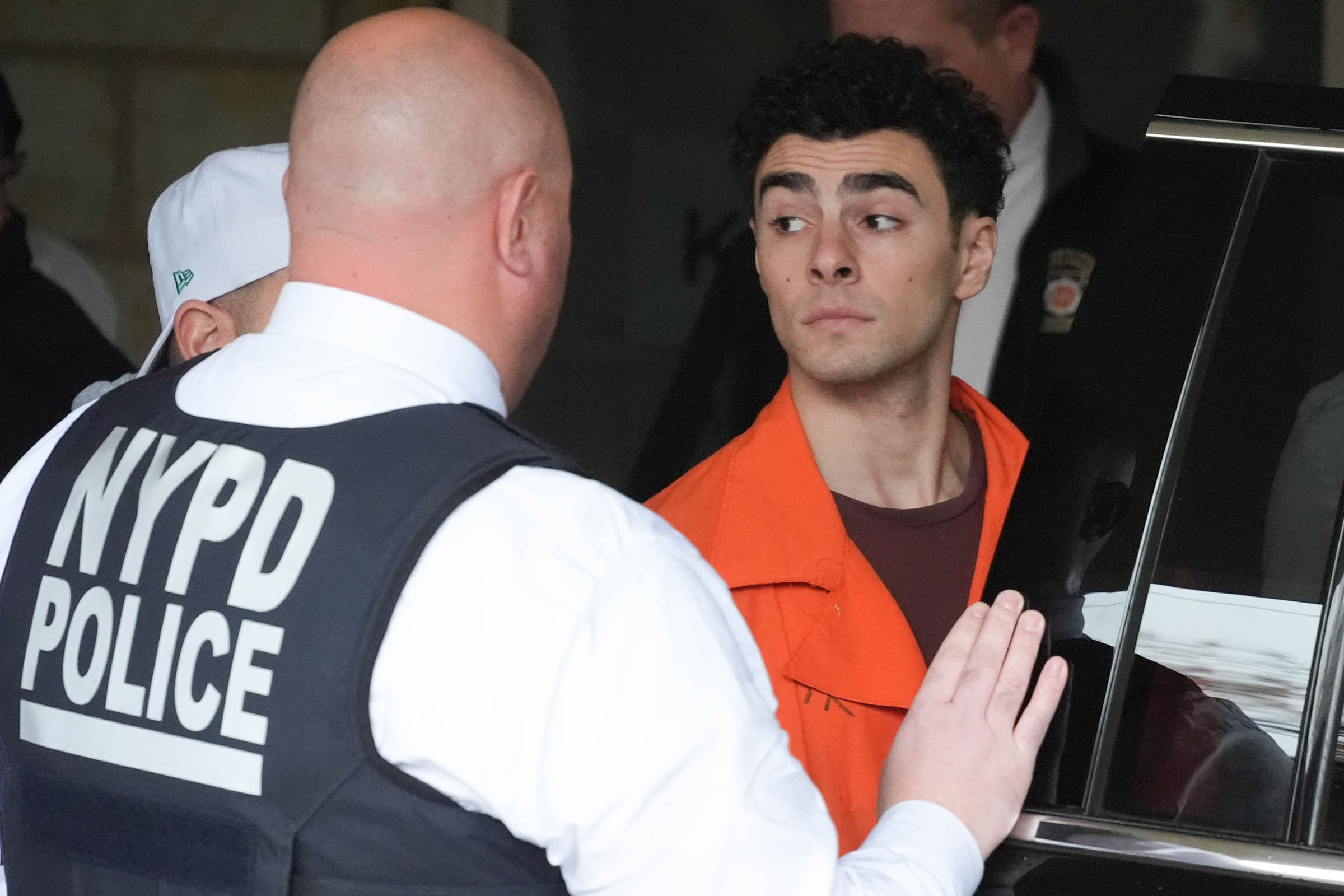 Suspect in UnitedHealthcare CEO killing faces new federal murder charges with his return to New York