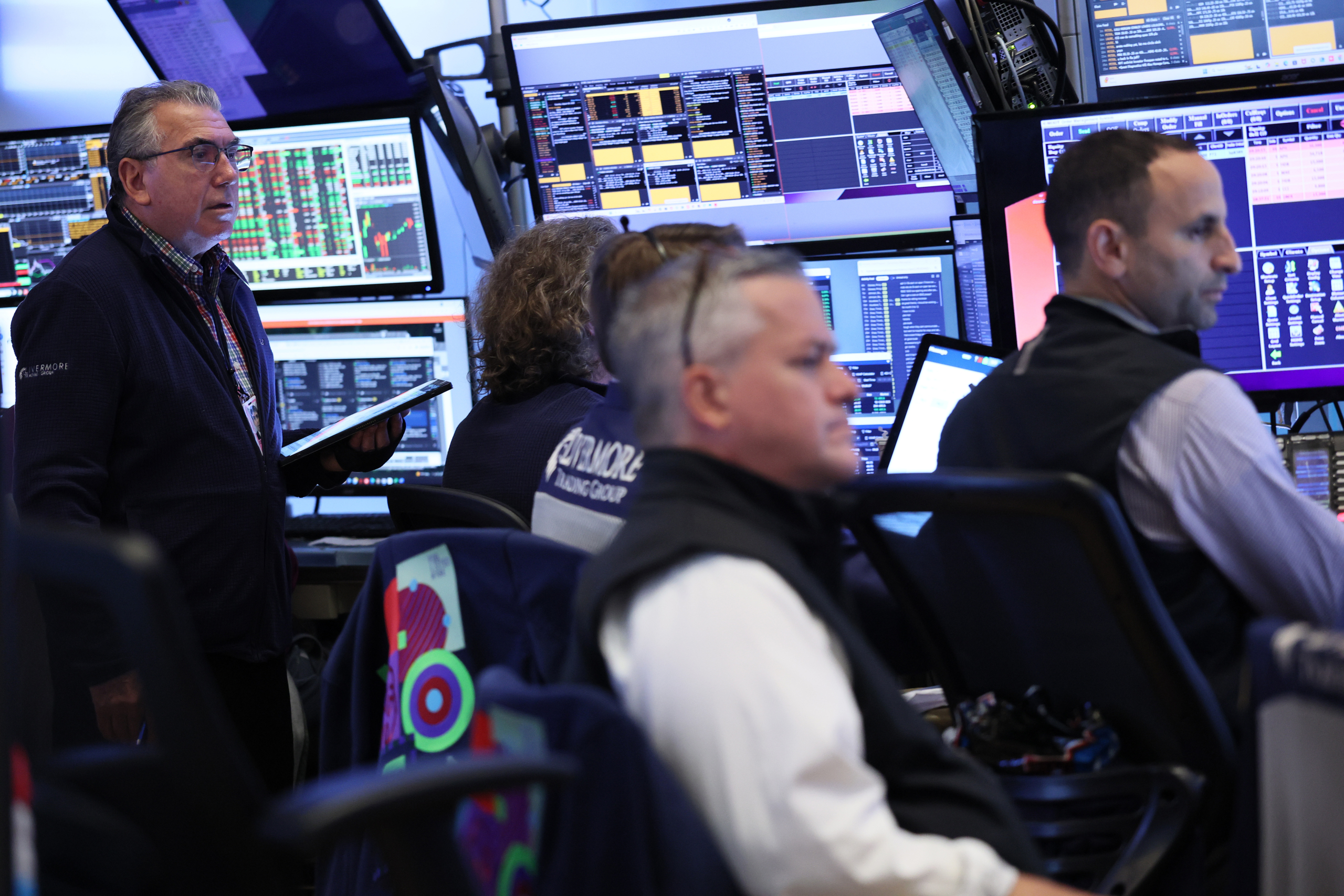 US stocks sink under the weight of rising pressure from the bond market