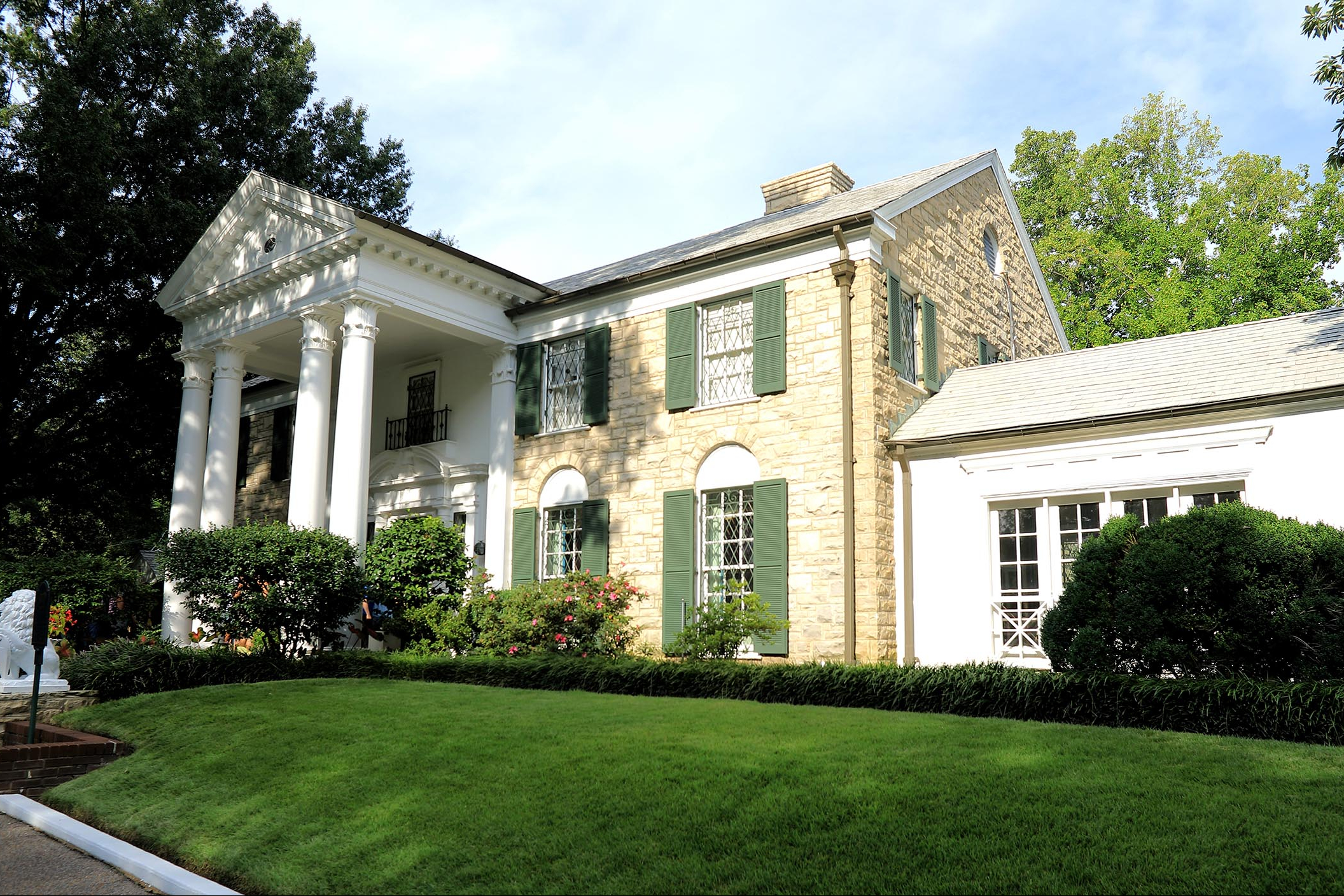 Missouri woman gets more than 4 years in prison for trying to sell off Elvis Presley’s Graceland