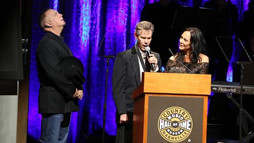 Randy Travis Stuns Country Music Hall Of Fame Crowd by Singing ‘Amazing Grace’