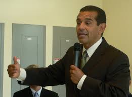 Former LA Mayor Antonio Villaraigosa brings his gubernatorial campaign to Bakersfield