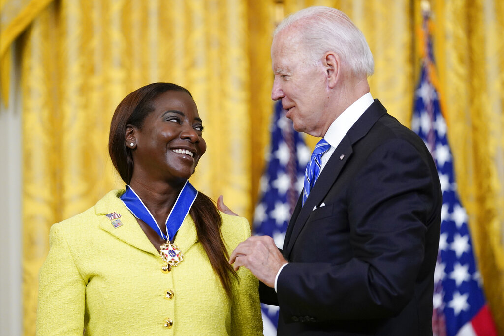 Sandra Lindsay receives Presidential Medal of Freedom