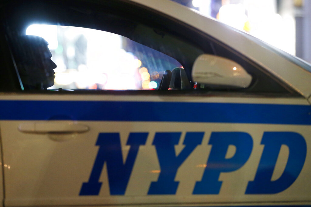 Off-duty New York City police officer shot in robbery dies