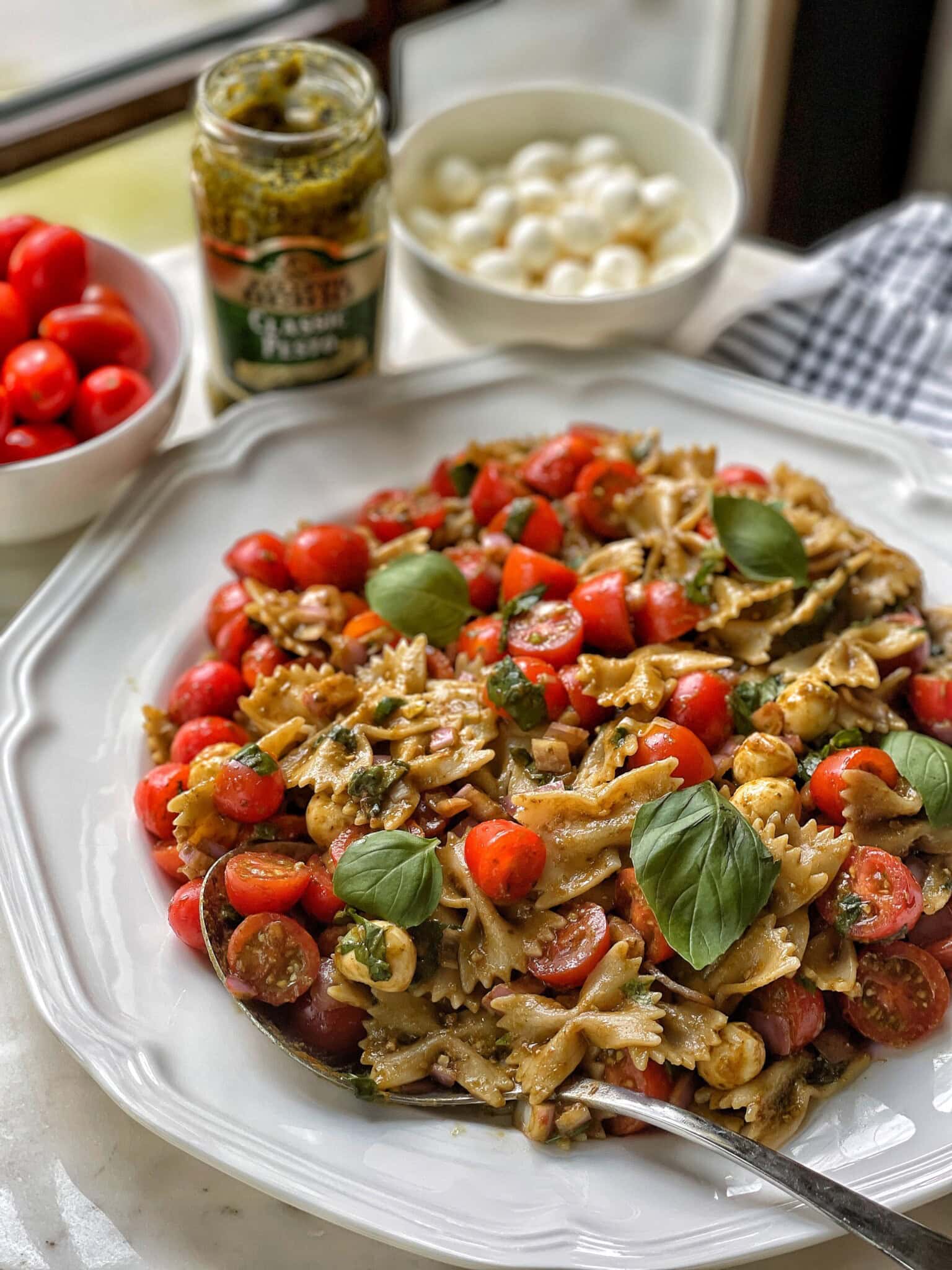 Light Pesto Caprese Pasta Salad