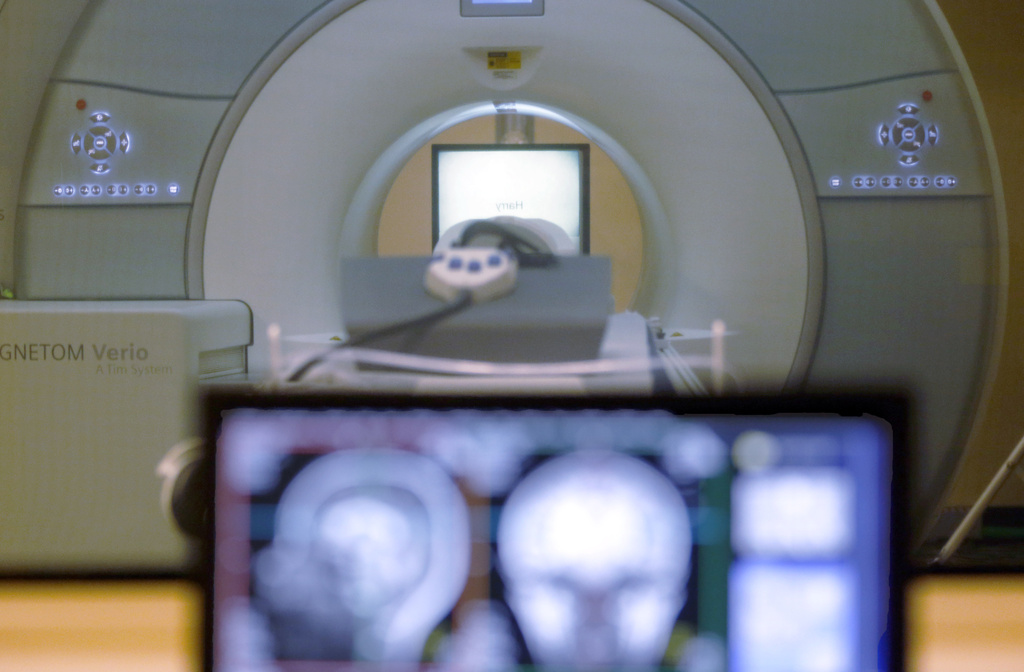 Man dies after heavy weight-training chain around neck pulls him into MRI machine Man dies after heavy weight-training chain around neck pulls him into MRI machine