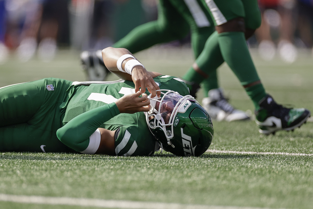 Jets QB Justin Fields leaves game vs. Bills with a concussion