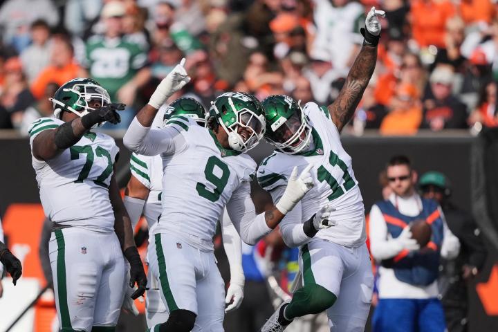 Hall and Fields help the Jets edge the Bengals 39-38 for their 1st win of the season Hall and Fields help the Jets edge the Bengals 39-38 for their 1st win of the season