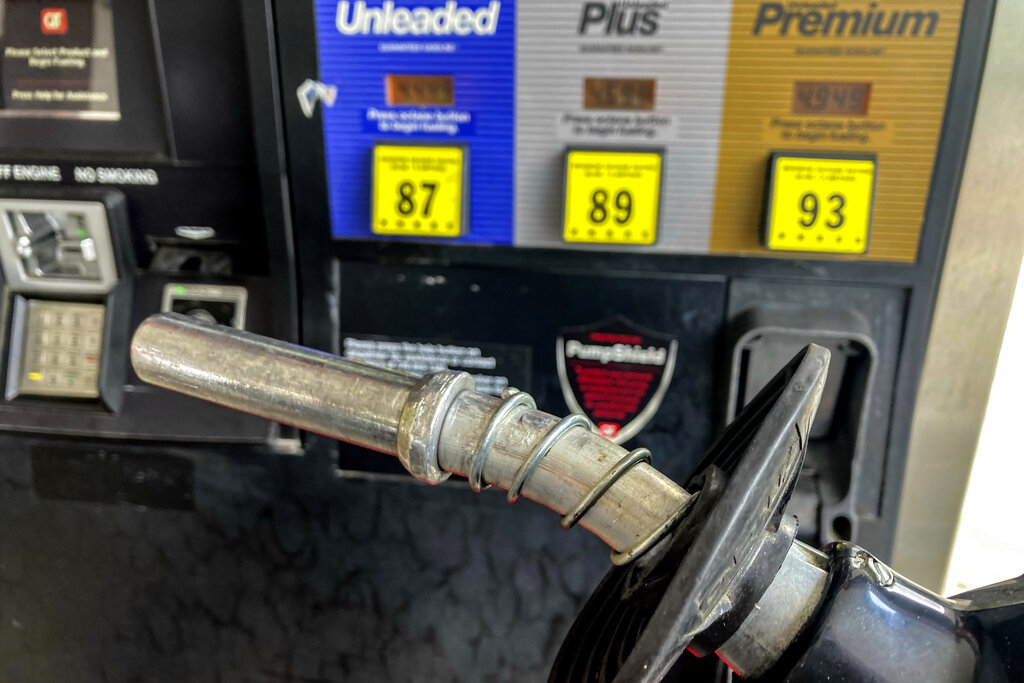 Average US gasoline price drops 4 cents to $5.05 per gallon