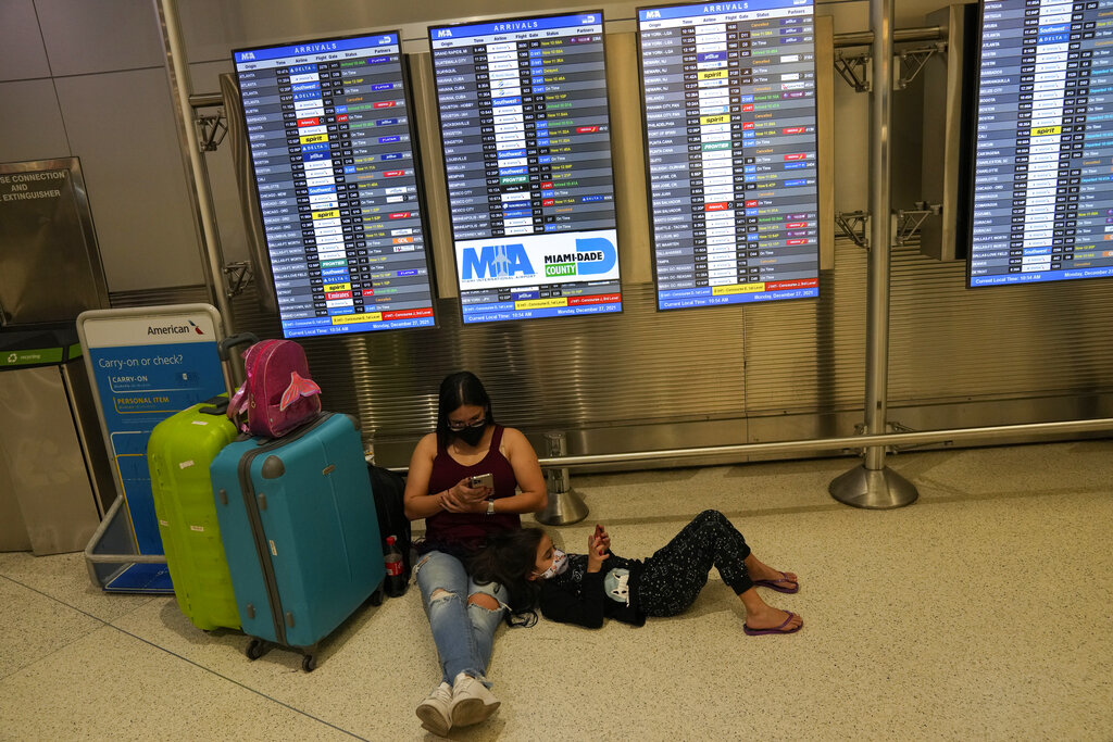 Feds hit airlines about delays, seek reimbursement for flyers