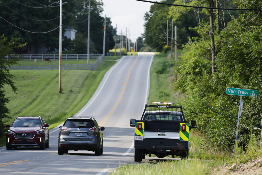 Suspect who tried to breach FBI office dies in standoff