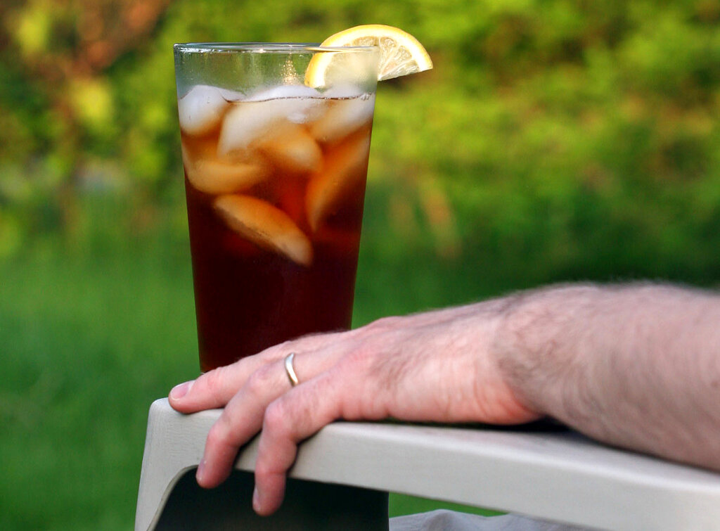 Tea drinkers enjoy possible health benefits, study suggests