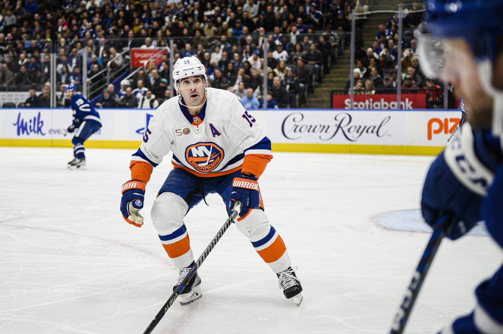 Islanders beat Maple Leafs in OT