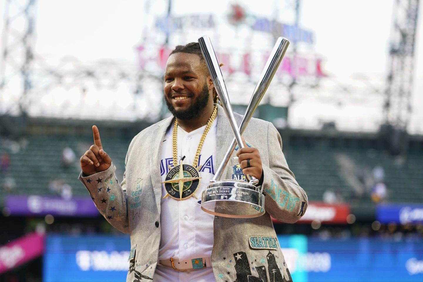 Vladimir Guerrero joins Vladimir Sr. as first father-son Home Run Derby winners