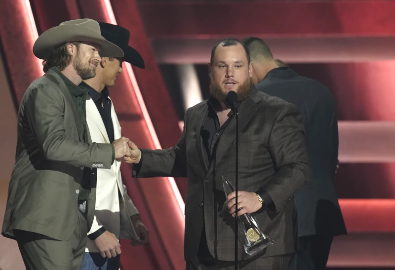 ‘Fast Car’ wins CMA Awards for Luke Combs and Tracy Chapman