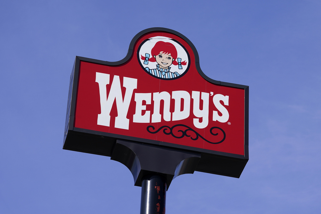 Wendy’s says it has no plans to raise prices during the busiest times at its restaurants