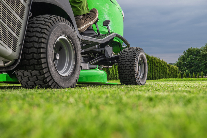 TELL ME SOMETHING GOOD: Guy Raises Thousands Riding A Lawn Mower Across The State of Florida