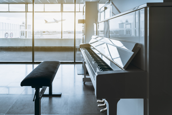 TELL ME SOMETHING GOOD: Airport Piano Player makes over $60,000 in tips thanks to one stranger