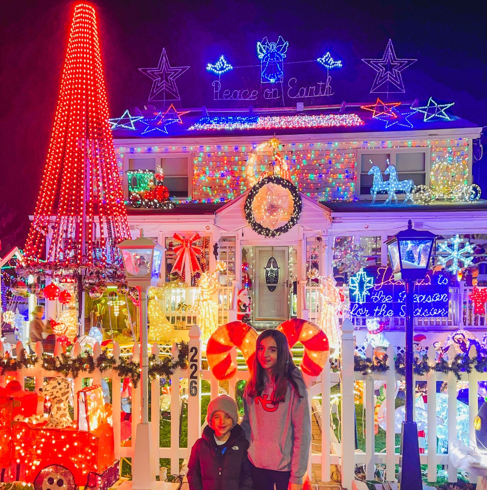 THE FEED: Holiday Light Displays & Brunch With Santa!