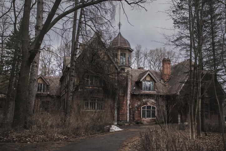 PODCAST – Monday, October 26: Freak Week Begins; The Woman Who Bought One Of America’s Most Haunted House; Connecticut’s Haunted Places