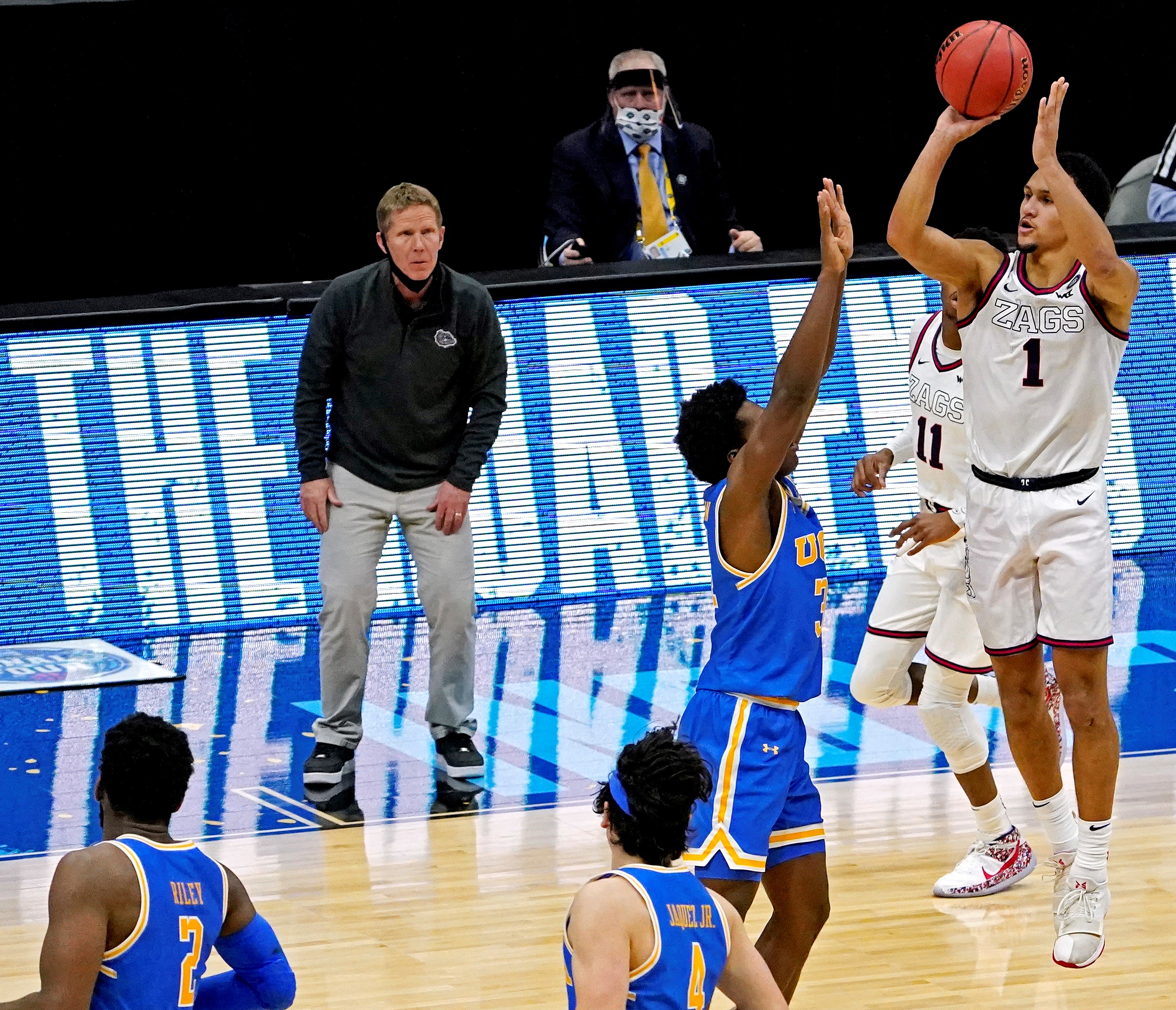 PODCAST – Monday, April 5: UConn And Gonzaga’s Buzzer Beater; Dumb Ass News; Killer Karaoke