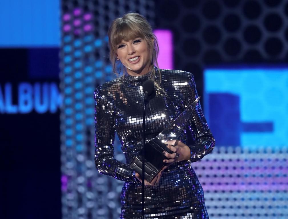 Taylor Swift Makes History at AMAs